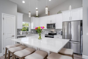 New Stilt Home: Heated Pool, Near Beach & Times Sq